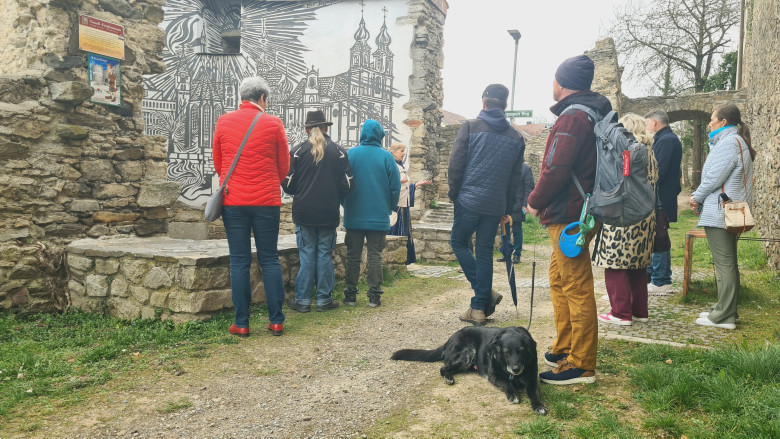 Eine Gruppe steht vor einer Sehenswürdigkeit in Eggenburg