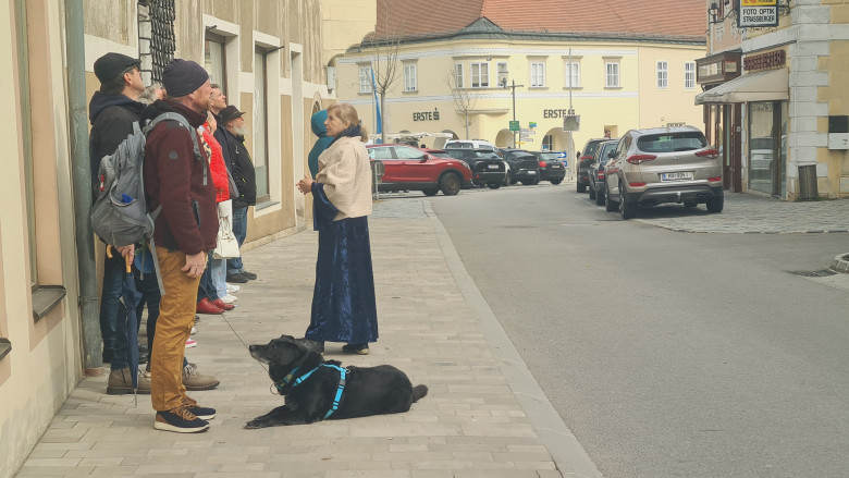 Eine Gruppe in einer Straße in Eggenburg mit Hund