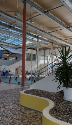 Ein Becken im Erlebnis(frei)bad Aqua Nova in dem Personen schwimmen