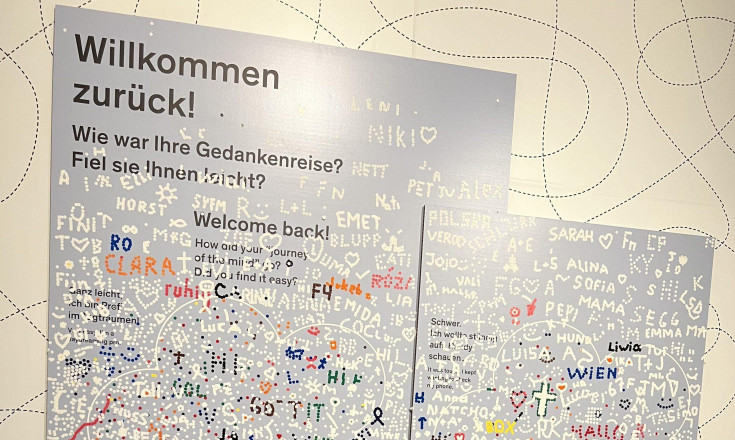 Zwei Jungs die sich auf einer Wand mir vielen Namen und Wörtern verewigen