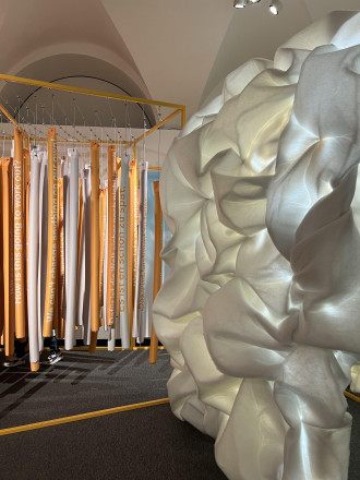 Stoff in Form einer Wolke