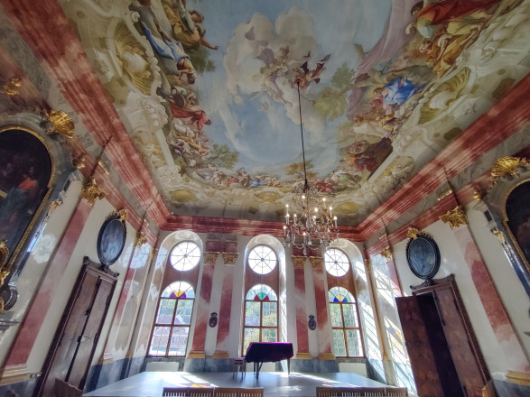 Blick in historischen Raum mit Deckenbemalung