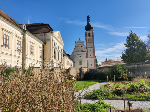 Grüner Garten mit Blick auf Stift Geras