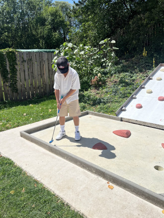Blick auf einen Jungen mit einem Golfschläger