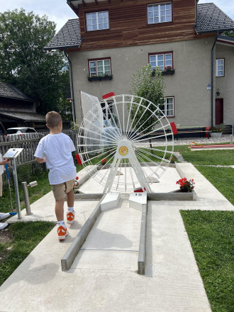 Blick auf einen Jungen vor einer Golfbahn