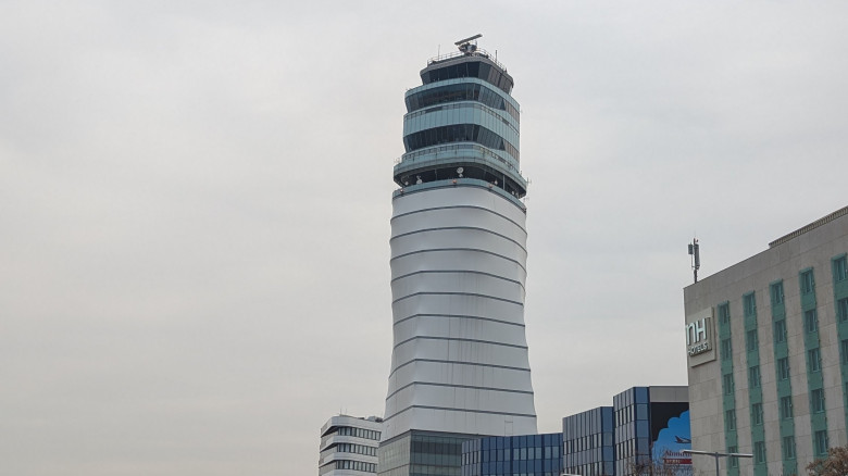Blick auf Kontrollturm Flughafen Wien