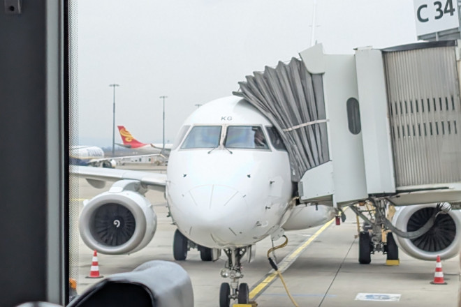 Frontalblick auf Flugzeug mit Flugsteig