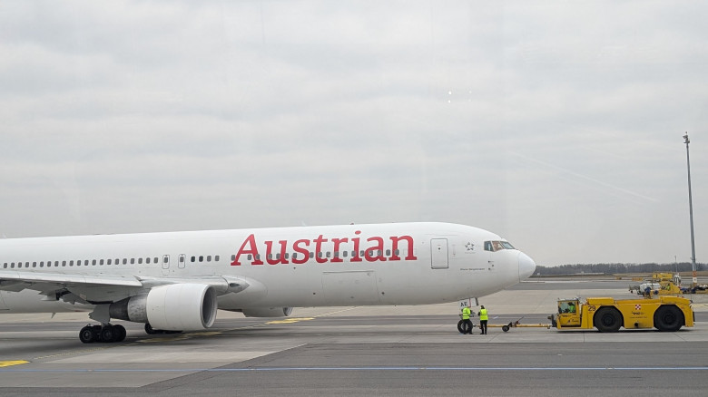Flugzeug von Austrian Airlines auf Landebahn
