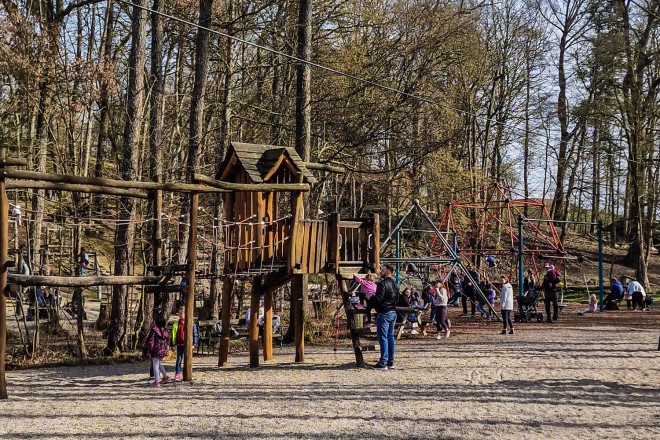 Spielplatz mit Kindern im Tierpark Haag