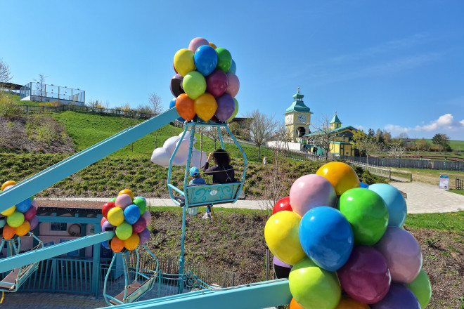 Ein Ringelspiel mit vielen bunten Luftballons