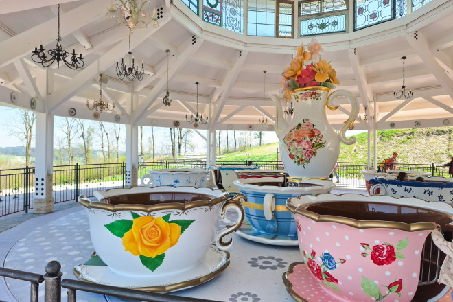 Bunte Kaffeetassen als Sitzgelegenheit in einem Ringelspiel
