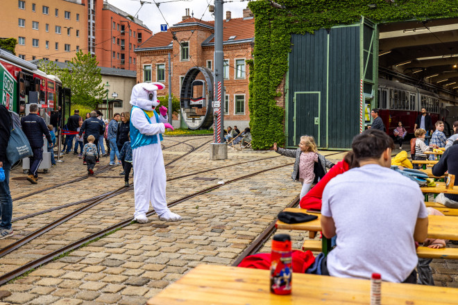 Blick auf Heurigentische und ein Person im Osterhasenkostüm.