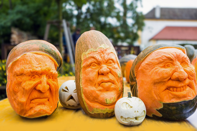 Foto von geschnitzten Kürbissen die Gesichter zeigen.