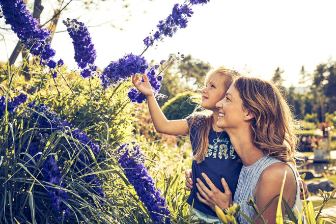 Mutter und Tochter inmitten von bunten Blumen bei Kittenberger.