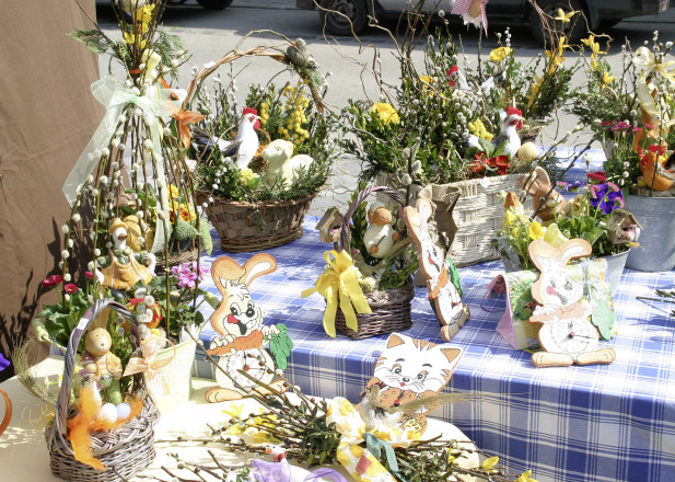 Bunte Osterkörbe beim Ostermarkt in Eggenburg.