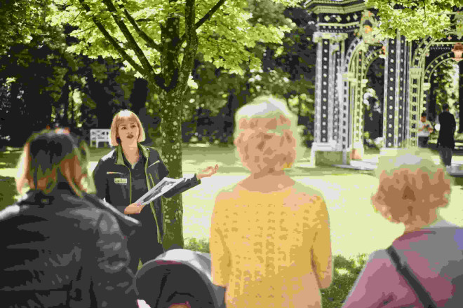 Führerin mit ihren Gästen im Schlosspark Laxenburg.
