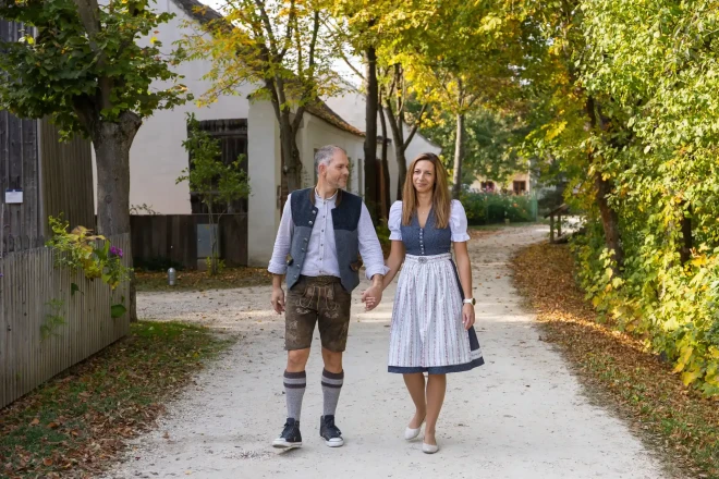 Pärchen in traditioneller Tracht im Museumsdorf Niedersulz.