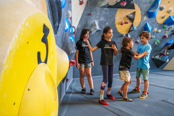Foto von 4 Kindern die in einer Boulderhalle stehen.
