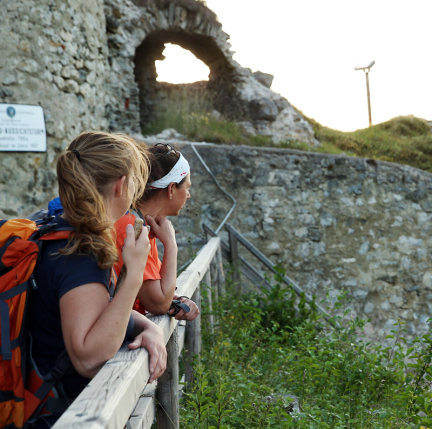 Zwei Wanderinnen auf der Araburg