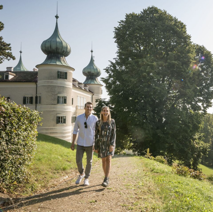 Ein Paar spaziert durch den Schlosspark Artstetten