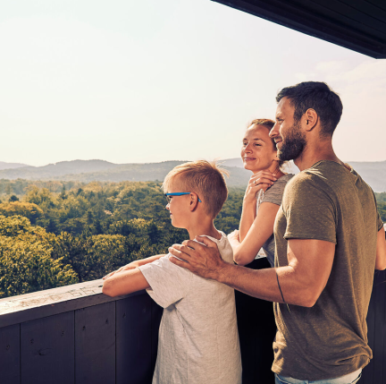 Familie steht auf der Aussichtswarte Guglzipf
