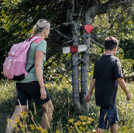 Eine Familie wandert am Herzerlweg in Annaberg