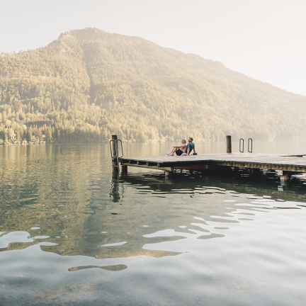 Zwei Menschen sitzen an einem Steg im Lunzer See