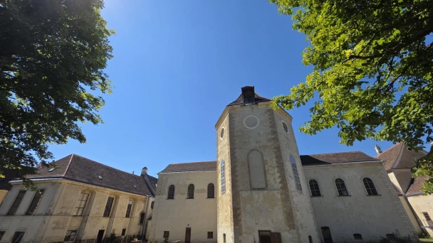 Blick auf die Kartause bei strahlend blauem Himmel.