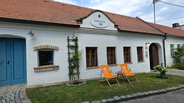 Blick auf das Kleinhaus-Gebäude mit historischer Kellertür.