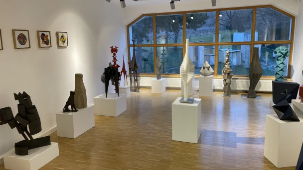 Skulpturen im Ausstellungsraum des LEMU.