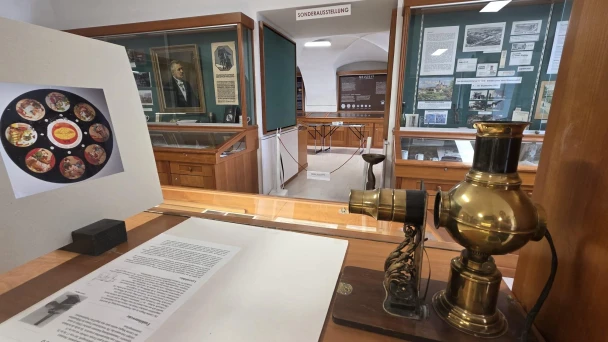Ausstellungsraum mit Vitrinen im Museum Mödling.