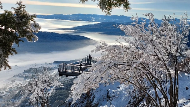 Blick auf den verschneiten Sky Walk.