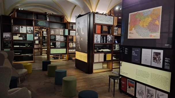 Blick in die Regale mit Literatur.