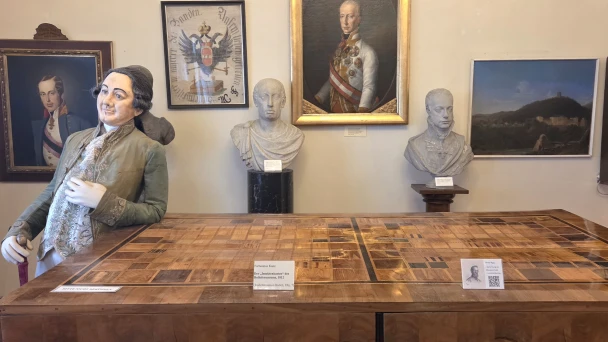 Büsten und Gemälde im Rollettmuseum.