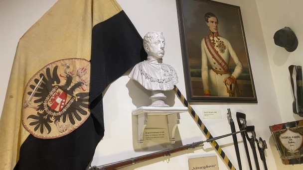 Büste von Kronprinz Ferdinand und Flagge.
