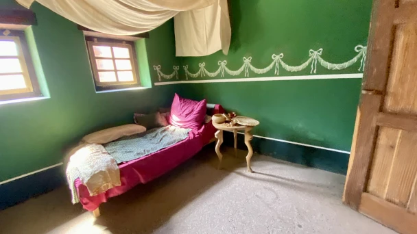 Blick auf ein Schlafzimmer mit Bett aus der Römerzeit.