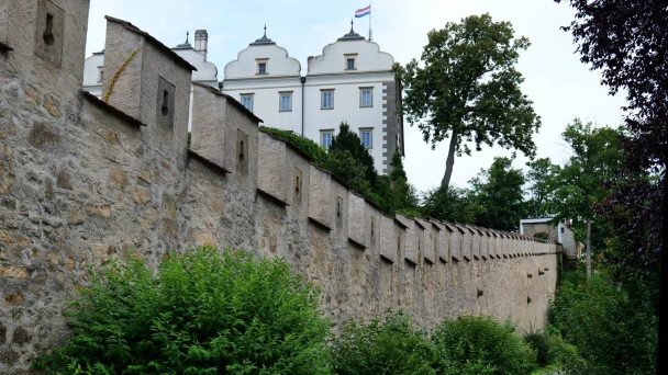 Äußere Steinmauer von Schloss Weitra mit Blick auf das Schloss.