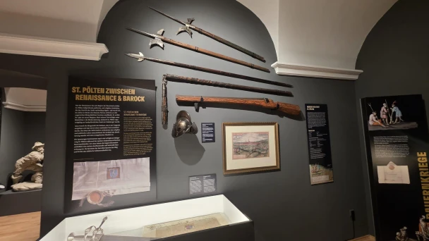 Blick in den Ausstellungsraum mit Lanzen und Waffen.