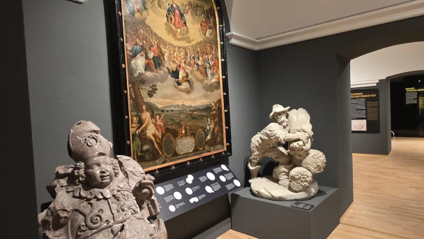Blick in den Ausstellungsraum mit großem Gemälde.