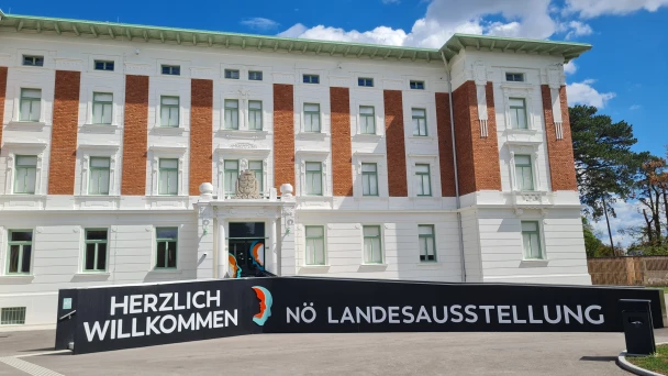 Außenansicht auf das Gebäude des Klinikums Mauer mit dem Eingang zur NÖ Landesausstellung.