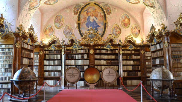 Blick in die historische Bibliothek im Stift.