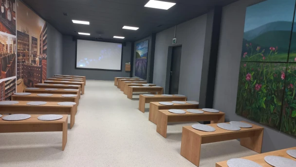 Blick auf Bänke und eine Leinwand für die Filmvorführung.
