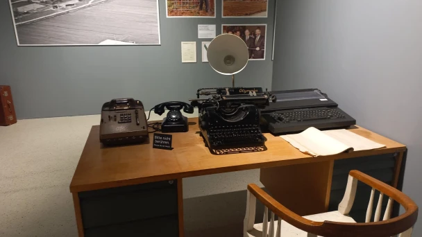 Schreibtisch aus einer historischen Betriebsstätte von Styx mit Telefon  und Schreibmaschine.