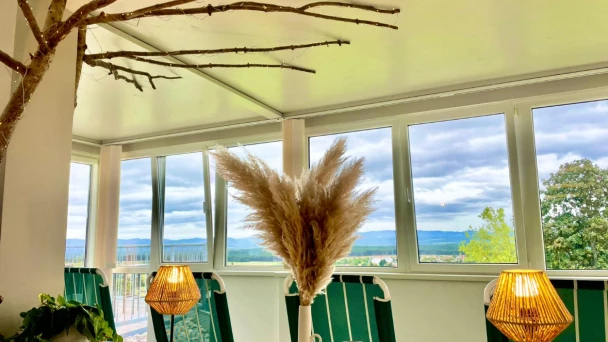 Blick auf den stilvollen Innenbereich der Wellnessoase mit schöner Deko.