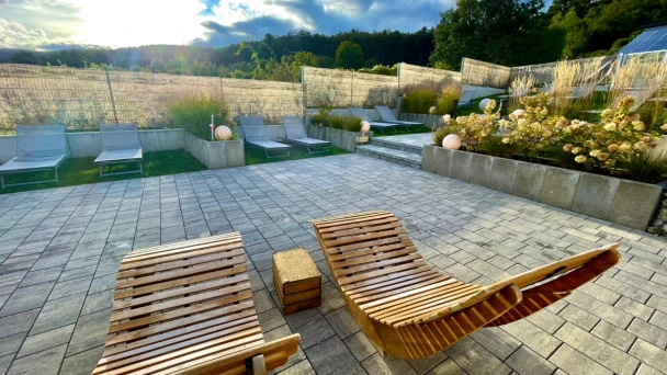 Blick auf 2 Liegen im Garten der Wellnessoase.