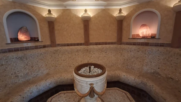 Blick in das Dampfbad mit Salzsteinen in der Würflacher WellnessWelt.