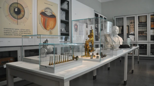 Blick auf medizinische Instrumente und Plakate im Josephinum.