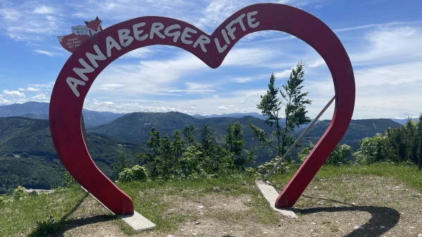 Herzrahmen vor der Bergkulisse.