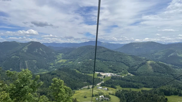 Blick vom Sessellift ins Tal und die umliegende Berglandschaft vom Annaberg.