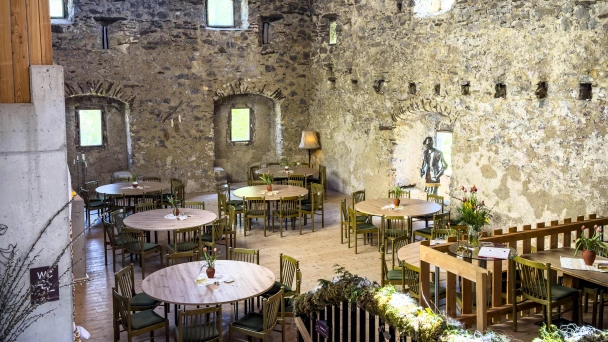 Blick in den Speisesaal der Araburg mit gedeckten Tischen
